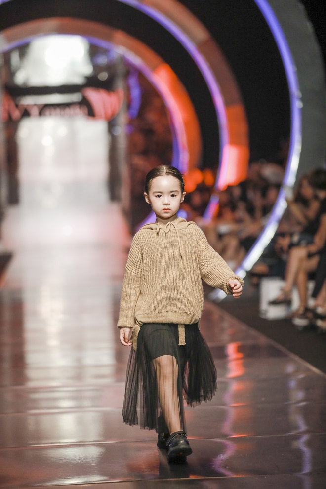Xu hướng tương lai cùng âm hưởng châu Âu kết hợp trong BST IVY moda Fall Winter 2018 - Ảnh 9. Xu hướng tương lai cùng âm hưởng châu Âu kết hợp trong BST IVY moda Fall Winter 2018 - Ảnh 9.