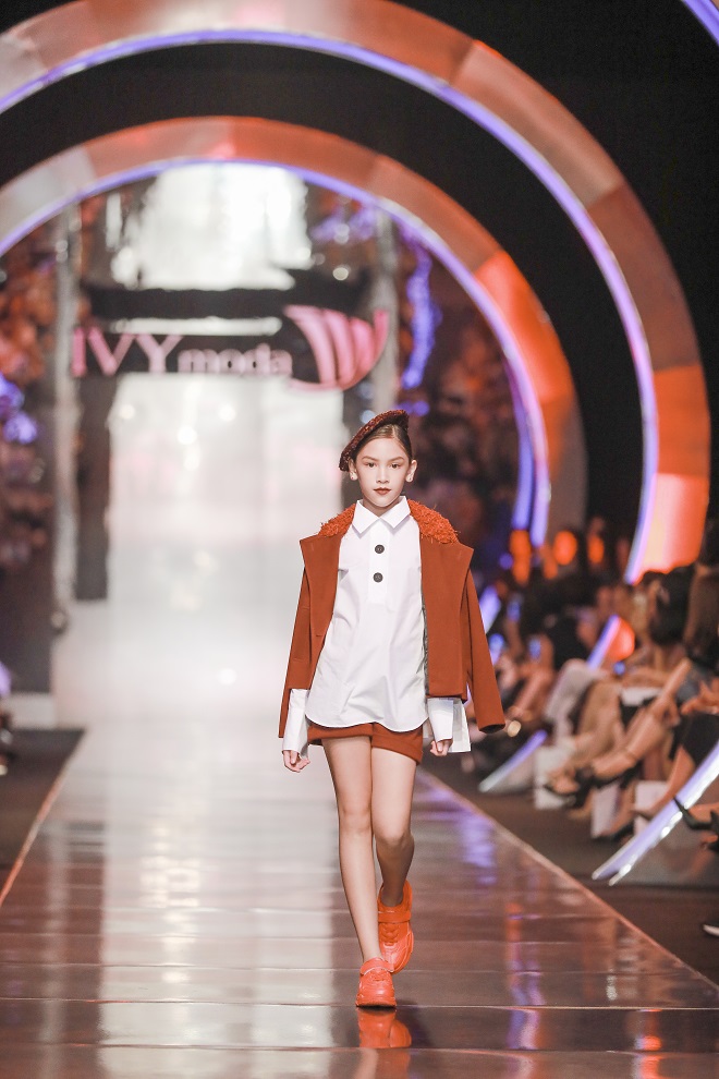 Xu hướng tương lai cùng âm hưởng châu Âu kết hợp trong BST IVY moda Fall Winter 2018 - Ảnh 10. Xu hướng tương lai cùng âm hưởng châu Âu kết hợp trong BST IVY moda Fall Winter 2018 - Ảnh 10.