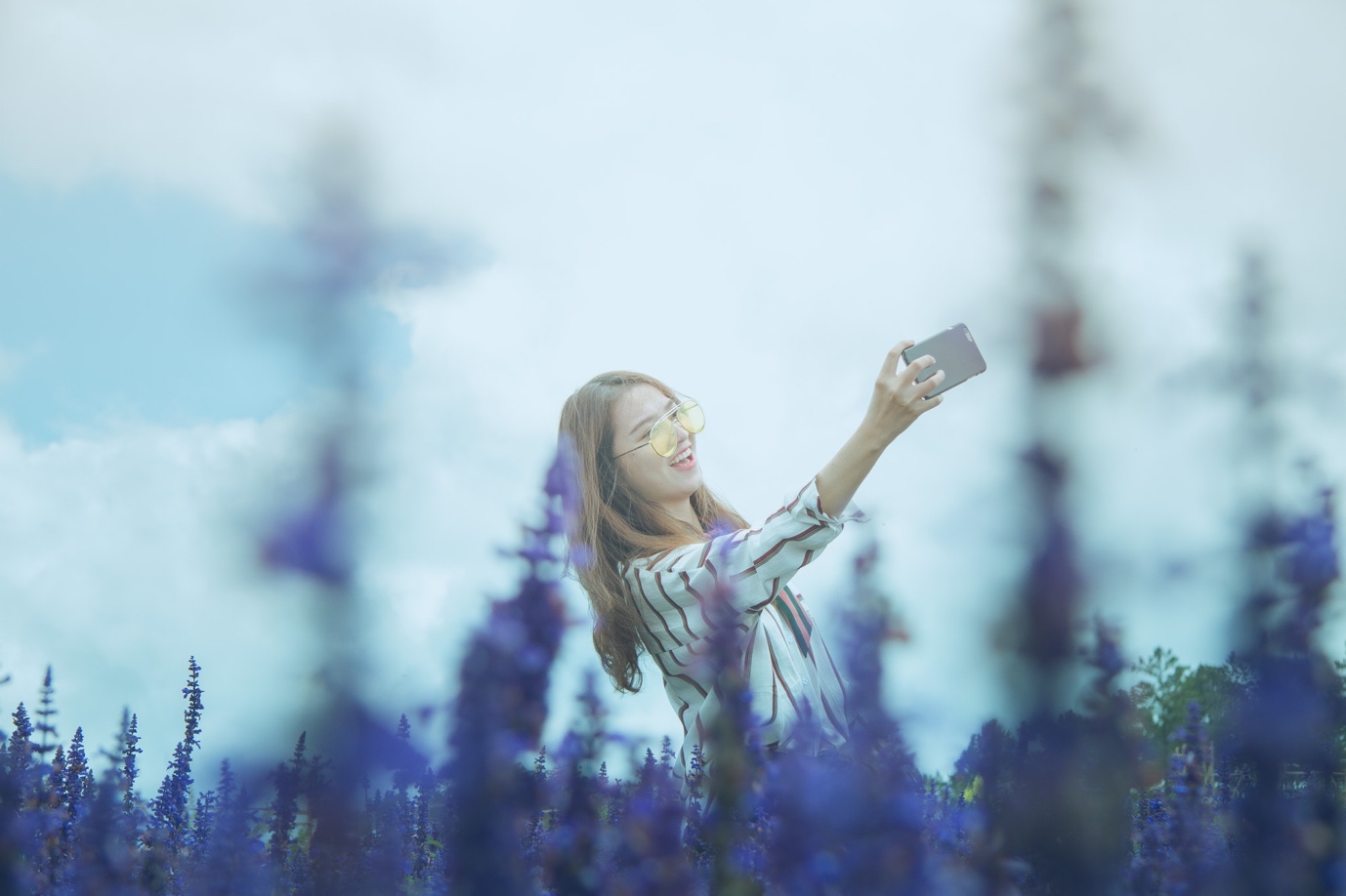 Smartphone ngày càng mỏng và trở thành món trang sức của phái đẹp - Ảnh 1. Smartphone ngày càng mỏng và trở thành món trang sức của phái đẹp - Ảnh 1.
