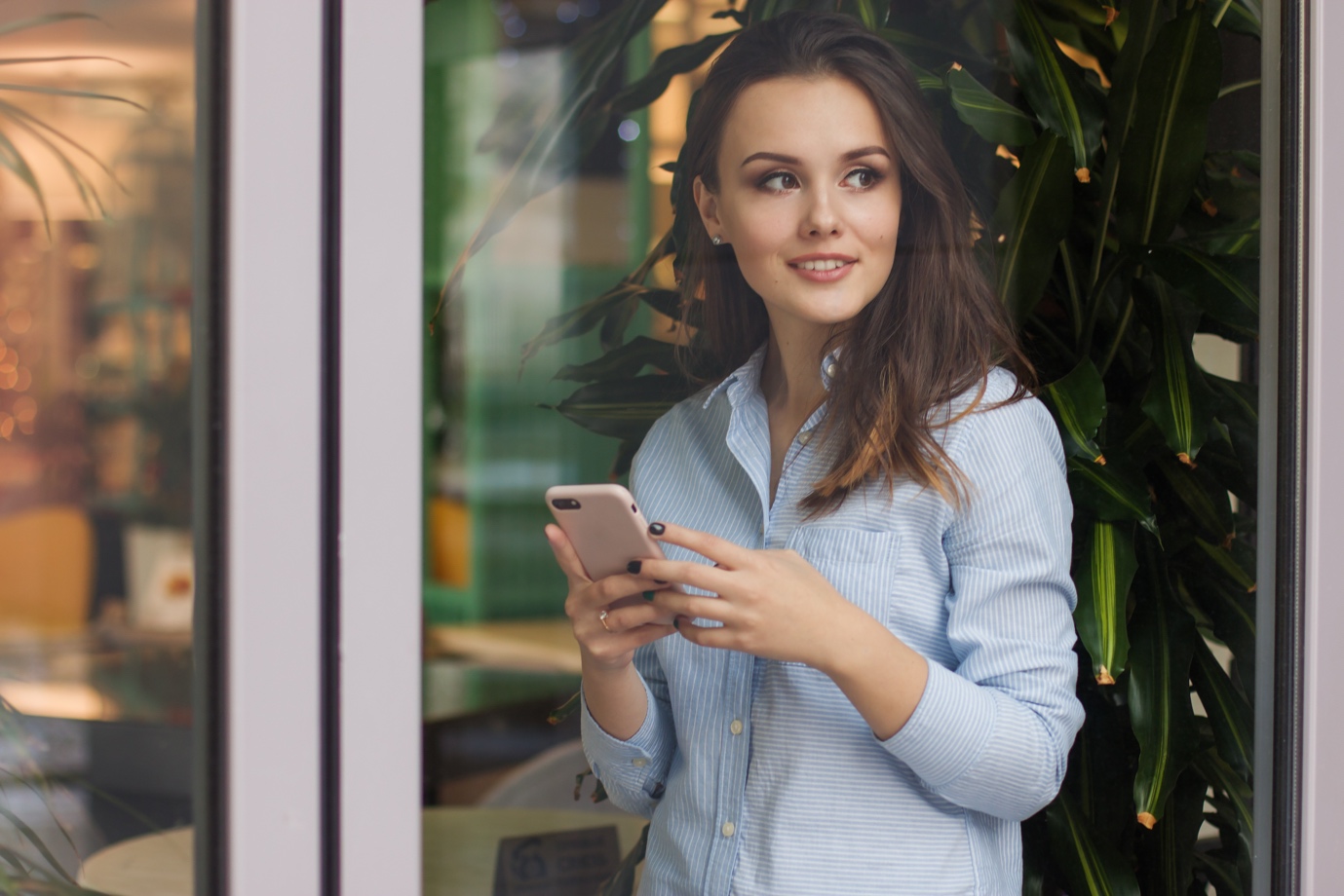 Smartphone ngày càng mỏng và trở thành món trang sức của phái đẹp - Ảnh 2. Smartphone ngày càng mỏng và trở thành món trang sức của phái đẹp - Ảnh 2.
