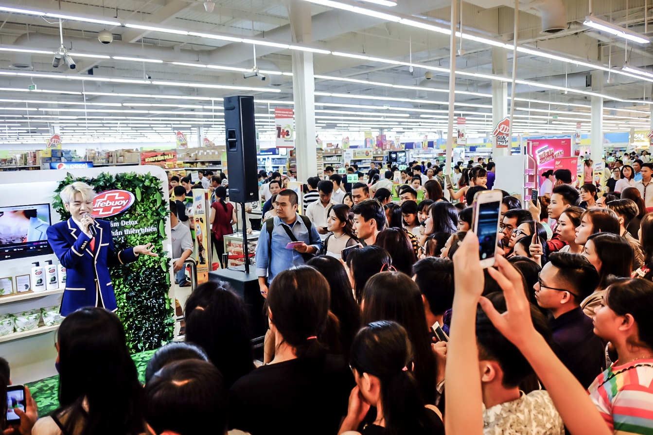 Đức Phúc làm nóng các gian hàng Beauty Fair - Một Ngày Tươi Sáng khi xuất hiện tại Big C An Lạc - Ảnh 1. Đức Phúc làm nóng các gian hàng Beauty Fair - Một Ngày Tươi Sáng khi xuất hiện tại Big C An Lạc - Ảnh 1.