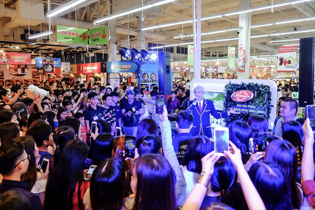 Đức Phúc làm nóng các gian hàng Beauty Fair - Một Ngày Tươi Sáng khi xuất hiện tại Big C An Lạc - Ảnh 2. Đức Phúc làm nóng các gian hàng Beauty Fair - Một Ngày Tươi Sáng khi xuất hiện tại Big C An Lạc - Ảnh 2.