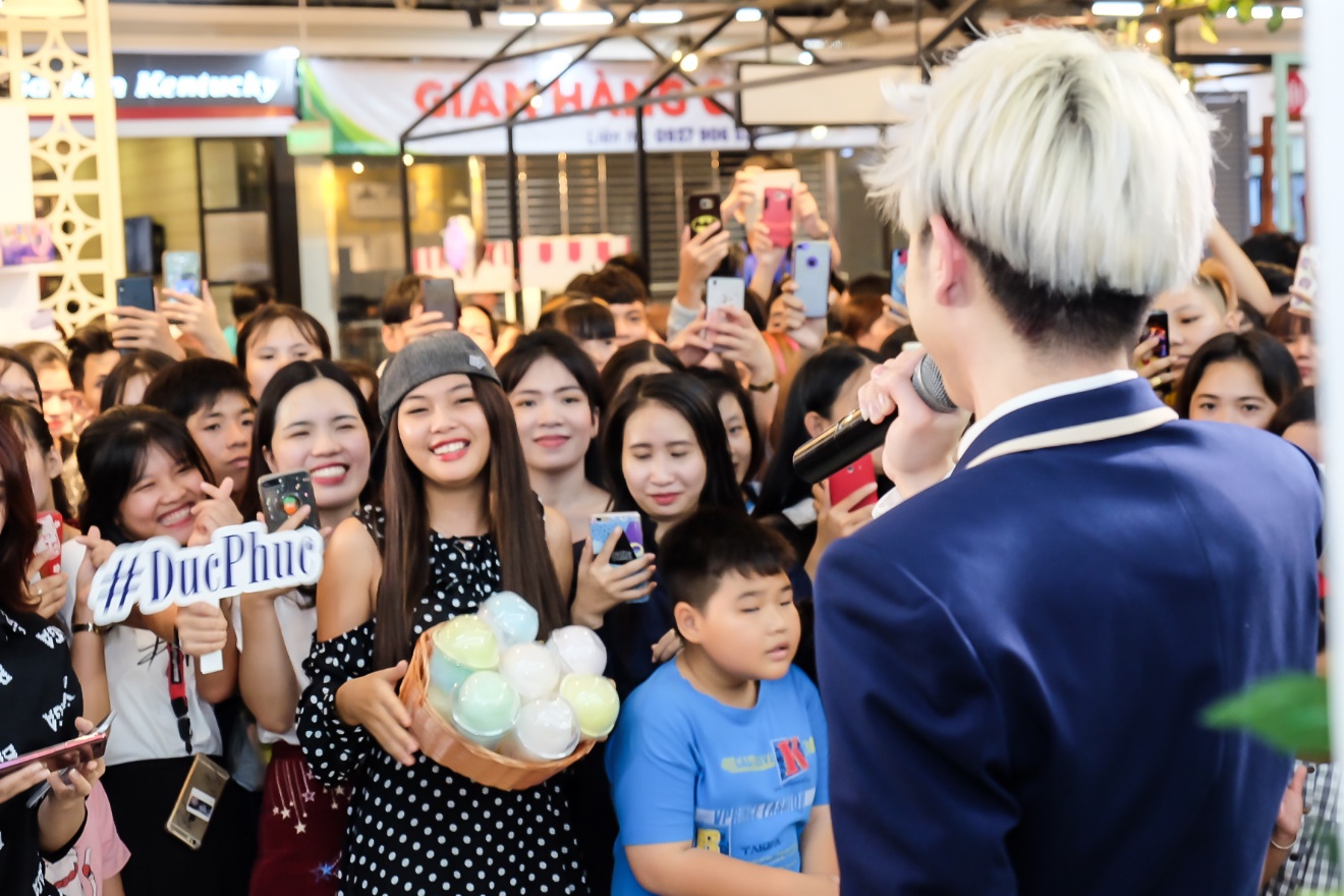 Đức Phúc làm nóng các gian hàng Beauty Fair - Một Ngày Tươi Sáng khi xuất hiện tại Big C An Lạc - Ảnh 3. Đức Phúc làm nóng các gian hàng Beauty Fair - Một Ngày Tươi Sáng khi xuất hiện tại Big C An Lạc - Ảnh 3.