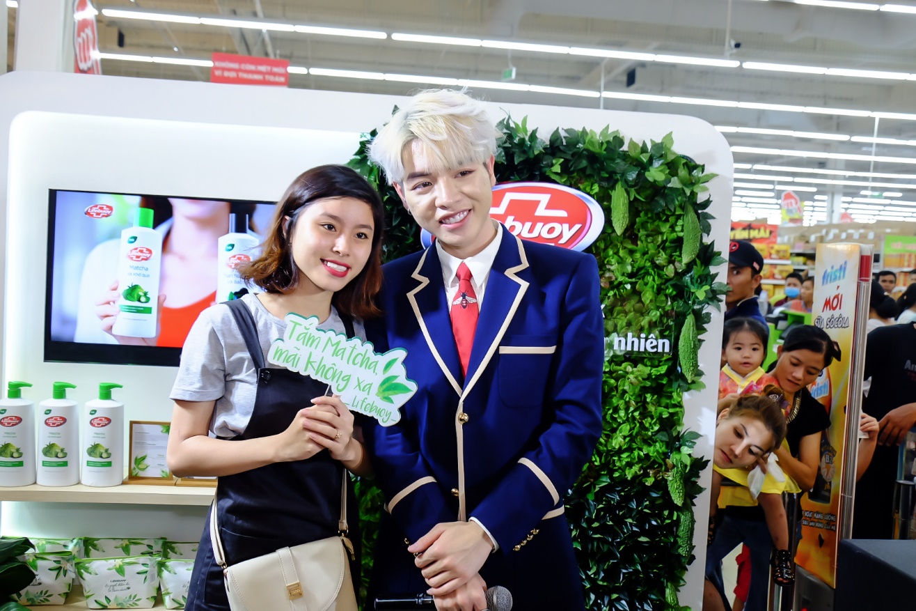 Đức Phúc làm nóng các gian hàng Beauty Fair - Một Ngày Tươi Sáng khi xuất hiện tại Big C An Lạc - Ảnh 4. Đức Phúc làm nóng các gian hàng Beauty Fair - Một Ngày Tươi Sáng khi xuất hiện tại Big C An Lạc - Ảnh 4.