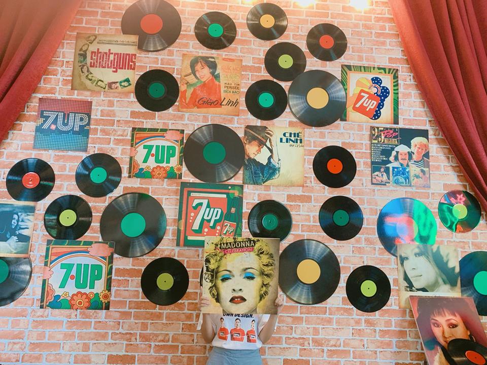 Muốn sống lại thời “ông bà anh”, đừng bỏ qua quán café “Hồi đó” khiến Thiên Minh, Phương Ly, Quỳnh Anh Shyn phát cuồng! - Ảnh 11. Muốn sống lại thời “ông bà anh”, đừng bỏ qua quán café “Hồi đó” khiến Thiên Minh, Phương Ly, Quỳnh Anh Shyn phát cuồng! - Ảnh 11.