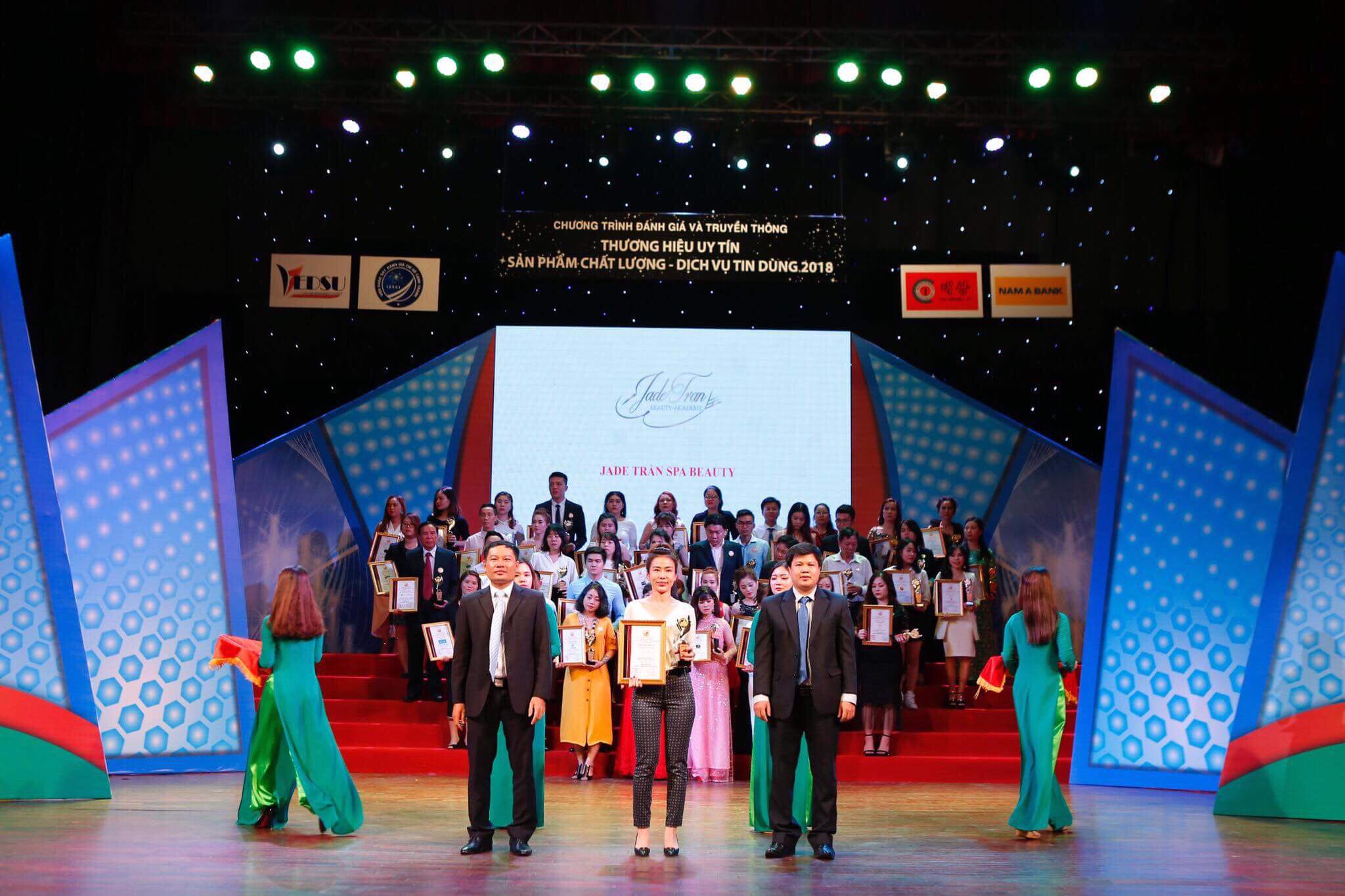 Jade Tran – “Phù thủy” điêu khắc chân mày - Ảnh 10. Jade Tran – “Phù thủy” điêu khắc chân mày - Ảnh 10.