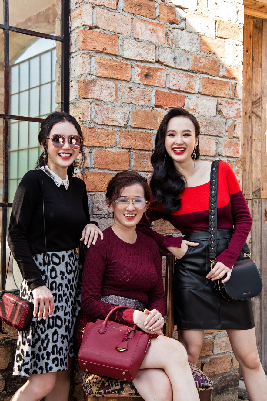 Hai chị em Angela Phương Trinh quấn quýt bên mẹ - Ảnh 2. Hai chị em Angela Phương Trinh quấn quýt bên mẹ - Ảnh 2.