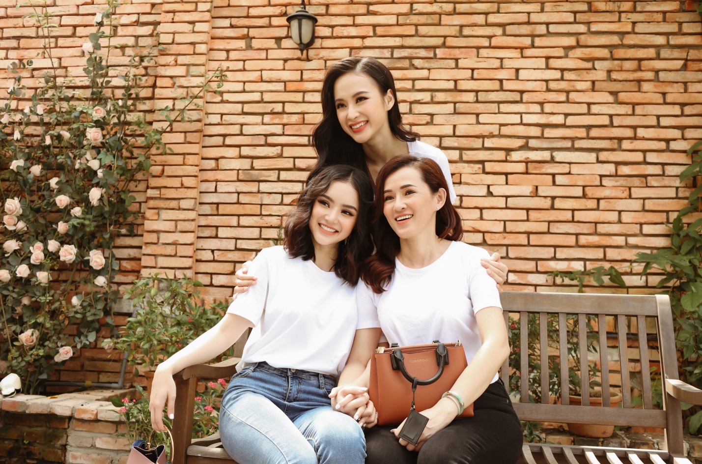 Hai chị em Angela Phương Trinh quấn quýt bên mẹ - Ảnh 6. Hai chị em Angela Phương Trinh quấn quýt bên mẹ - Ảnh 6.
