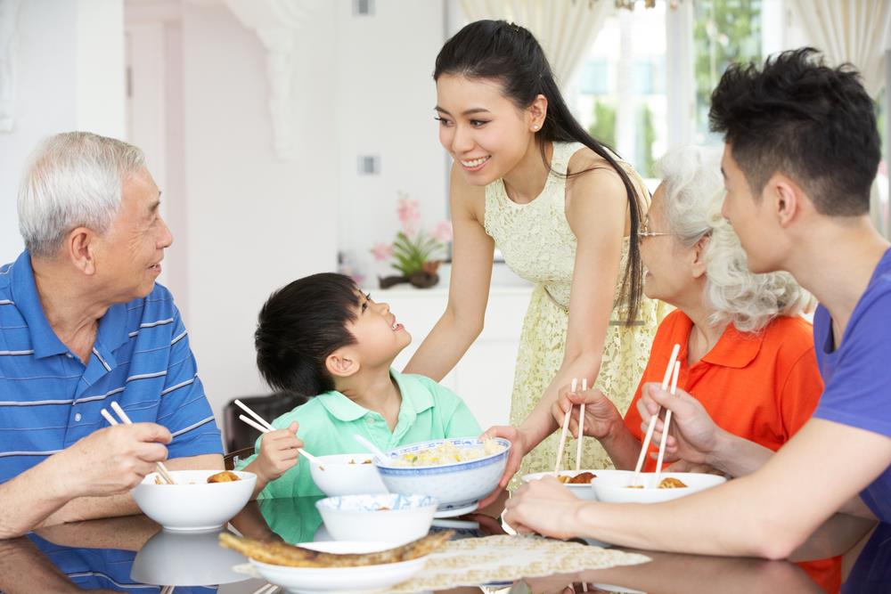1001 câu chuyện quanh nồi lẩu – Còn hay không bữa tối gia đình thời nay? - Ảnh 1. 1001 câu chuyện quanh nồi lẩu – Còn hay không bữa tối gia đình thời nay? - Ảnh 1.