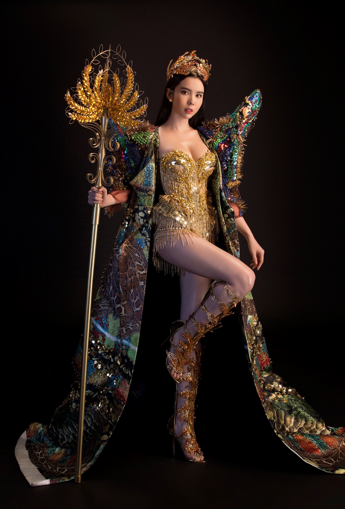 Huỳnh Vy mang “Nữ thần mùa màng” nặng 20 kg đến Miss Tourism Queen Worldwide 2018 - Ảnh 3. Huỳnh Vy mang “Nữ thần mùa màng” nặng 20 kg đến Miss Tourism Queen Worldwide 2018 - Ảnh 3.