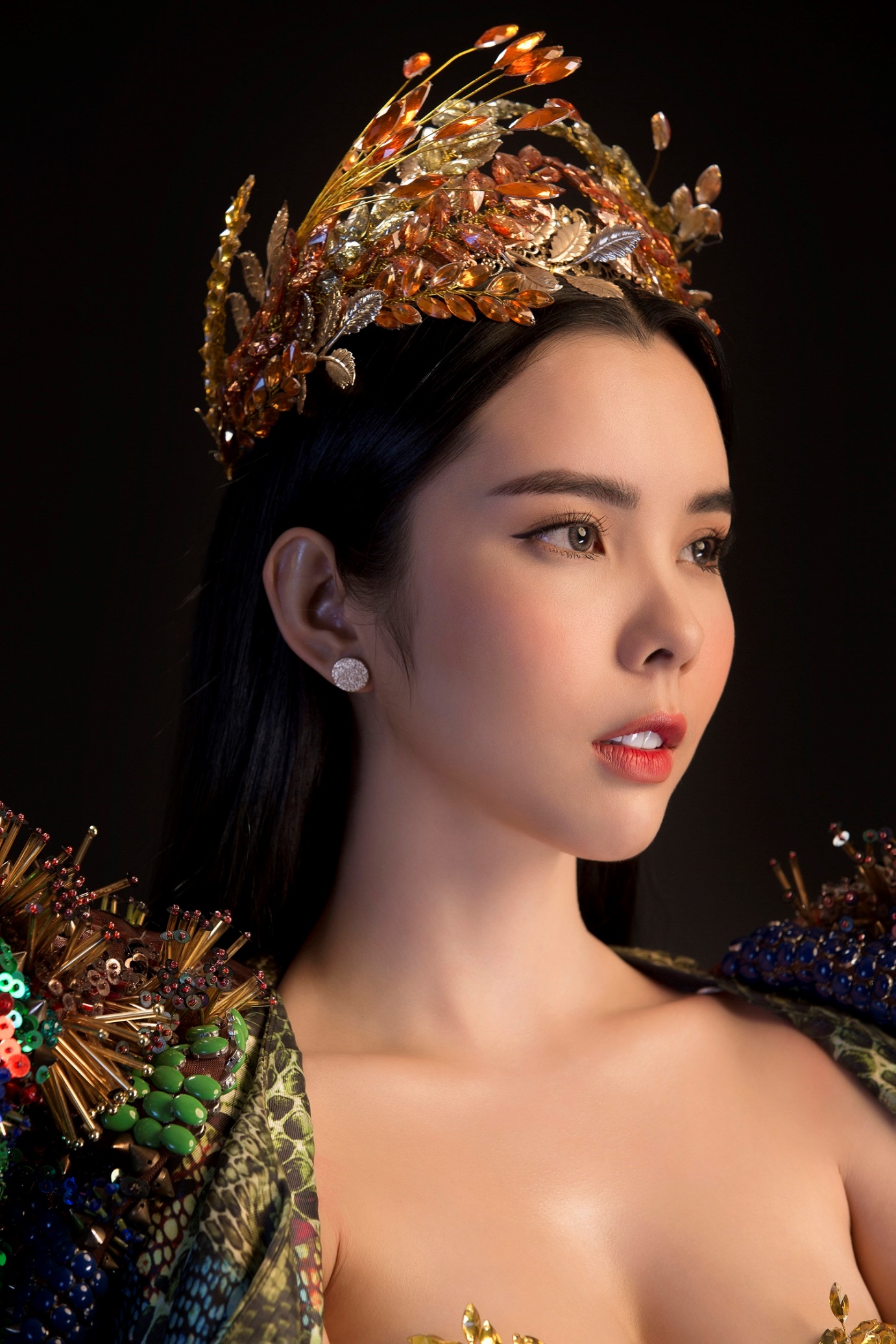 Huỳnh Vy mang “Nữ thần mùa màng” nặng 20 kg đến Miss Tourism Queen Worldwide 2018 - Ảnh 4. Huỳnh Vy mang “Nữ thần mùa màng” nặng 20 kg đến Miss Tourism Queen Worldwide 2018 - Ảnh 4.