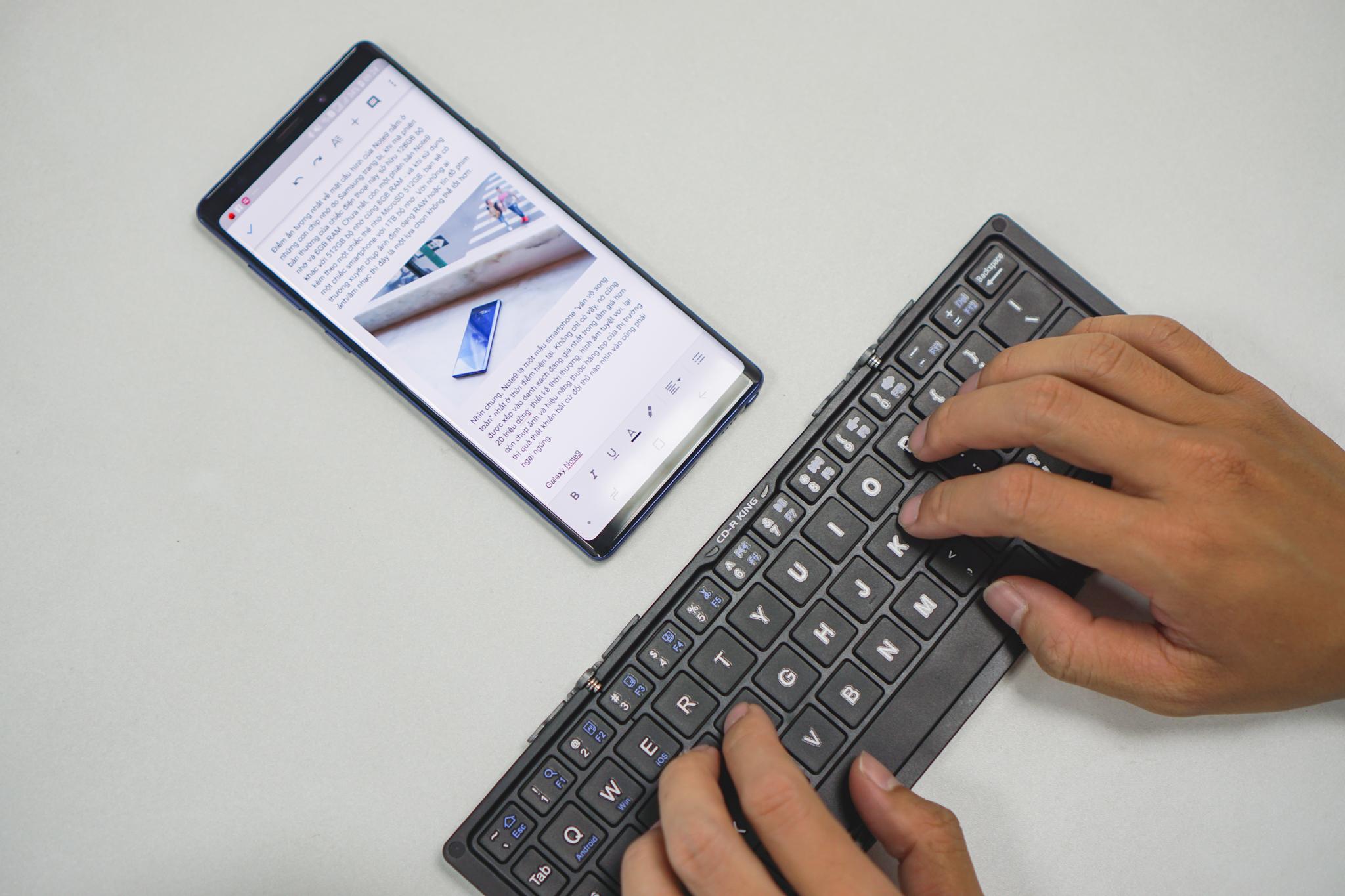 Mang laptop mệt quá, tôi đã thử chuyển sang dùng smartphone với bàn phím không dây để giải quyết công việc - Ảnh 3. Mang laptop mệt quá, tôi đã thử chuyển sang dùng smartphone với bàn phím không dây để giải quyết công việc - Ảnh 3.