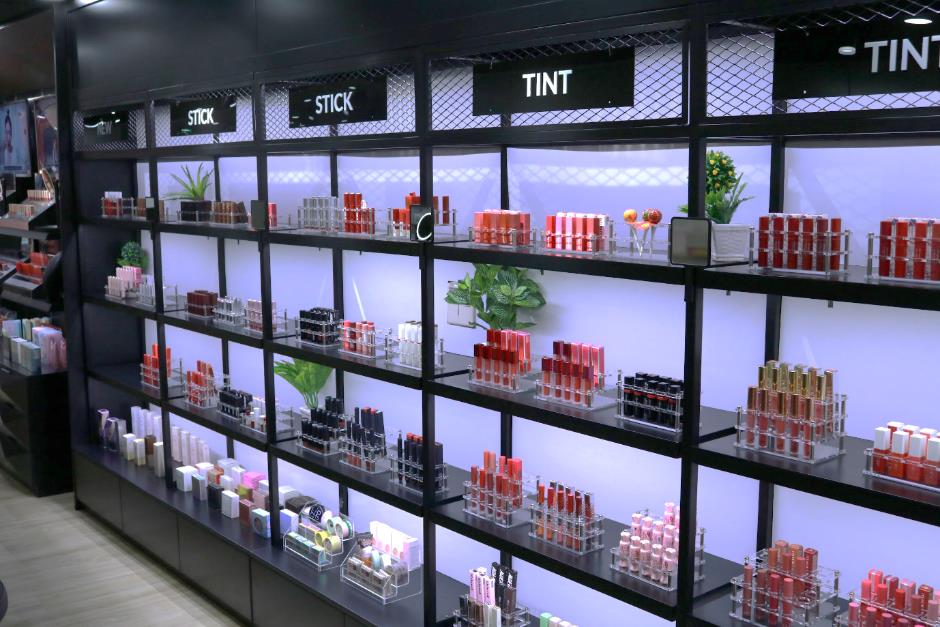 Có một studio đúng nghĩa “hố đen” của con gái: Thử tẹt ga hơn 200 mẫu son, sống ảo mệt nghỉ và bỏ túi vô vàn bí kíp làm đẹp - Ảnh 2. Có một studio đúng nghĩa “hố đen” của con gái: Thử tẹt ga hơn 200 mẫu son, sống ảo mệt nghỉ và bỏ túi vô vàn bí kíp làm đẹp - Ảnh 2.