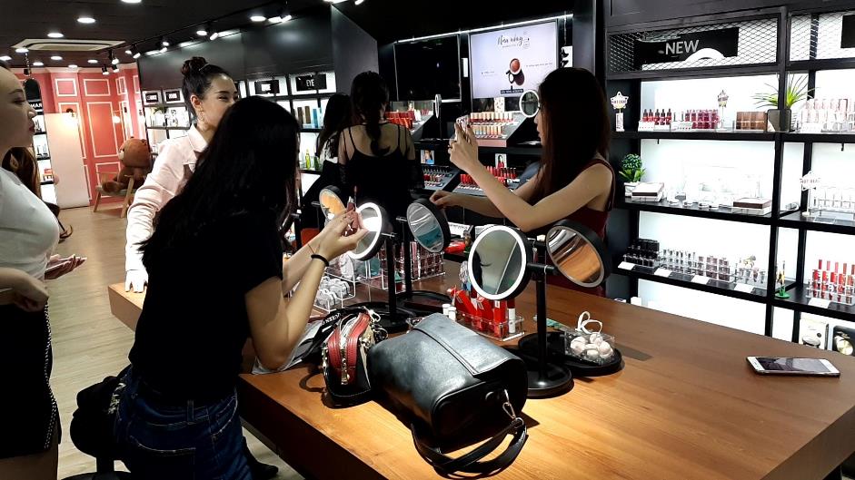 Có một studio đúng nghĩa “hố đen” của con gái: Thử tẹt ga hơn 200 mẫu son, sống ảo mệt nghỉ và bỏ túi vô vàn bí kíp làm đẹp - Ảnh 5. Có một studio đúng nghĩa “hố đen” của con gái: Thử tẹt ga hơn 200 mẫu son, sống ảo mệt nghỉ và bỏ túi vô vàn bí kíp làm đẹp - Ảnh 5.