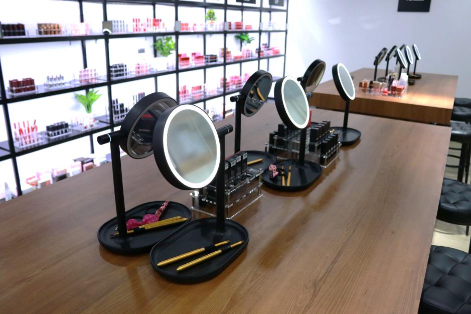 Có một studio đúng nghĩa “hố đen” của con gái: Thử tẹt ga hơn 200 mẫu son, sống ảo mệt nghỉ và bỏ túi vô vàn bí kíp làm đẹp - Ảnh 6. Có một studio đúng nghĩa “hố đen” của con gái: Thử tẹt ga hơn 200 mẫu son, sống ảo mệt nghỉ và bỏ túi vô vàn bí kíp làm đẹp - Ảnh 6.