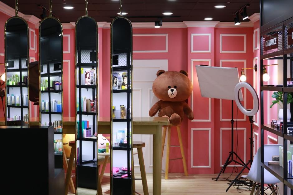 Có một studio đúng nghĩa “hố đen” của con gái: Thử tẹt ga hơn 200 mẫu son, sống ảo mệt nghỉ và bỏ túi vô vàn bí kíp làm đẹp - Ảnh 8. Có một studio đúng nghĩa “hố đen” của con gái: Thử tẹt ga hơn 200 mẫu son, sống ảo mệt nghỉ và bỏ túi vô vàn bí kíp làm đẹp - Ảnh 8.