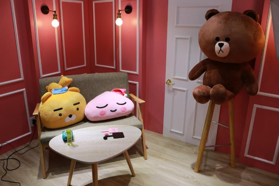 Có một studio đúng nghĩa “hố đen” của con gái: Thử tẹt ga hơn 200 mẫu son, sống ảo mệt nghỉ và bỏ túi vô vàn bí kíp làm đẹp - Ảnh 9. Có một studio đúng nghĩa “hố đen” của con gái: Thử tẹt ga hơn 200 mẫu son, sống ảo mệt nghỉ và bỏ túi vô vàn bí kíp làm đẹp - Ảnh 9.