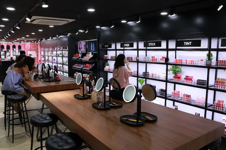 Có một studio đúng nghĩa “hố đen” của con gái: Thử tẹt ga hơn 200 mẫu son, sống ảo mệt nghỉ và bỏ túi vô vàn bí kíp làm đẹp - Ảnh 10. Có một studio đúng nghĩa “hố đen” của con gái: Thử tẹt ga hơn 200 mẫu son, sống ảo mệt nghỉ và bỏ túi vô vàn bí kíp làm đẹp - Ảnh 10.