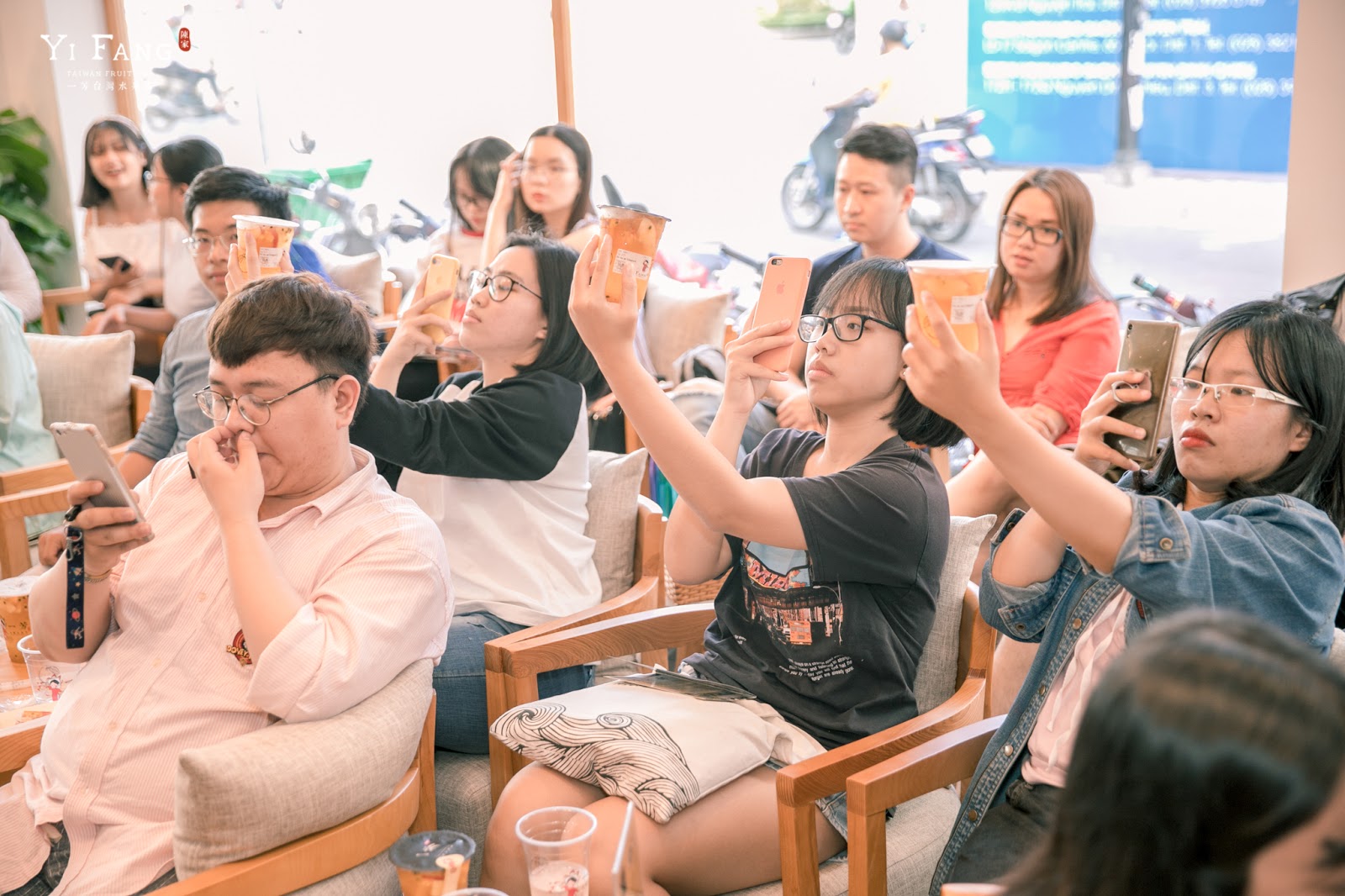 Han Sara đang mê mẩn thương hiệu trà sữa nào nhất? - Ảnh 4. Han Sara đang mê mẩn thương hiệu trà sữa nào nhất? - Ảnh 4.
