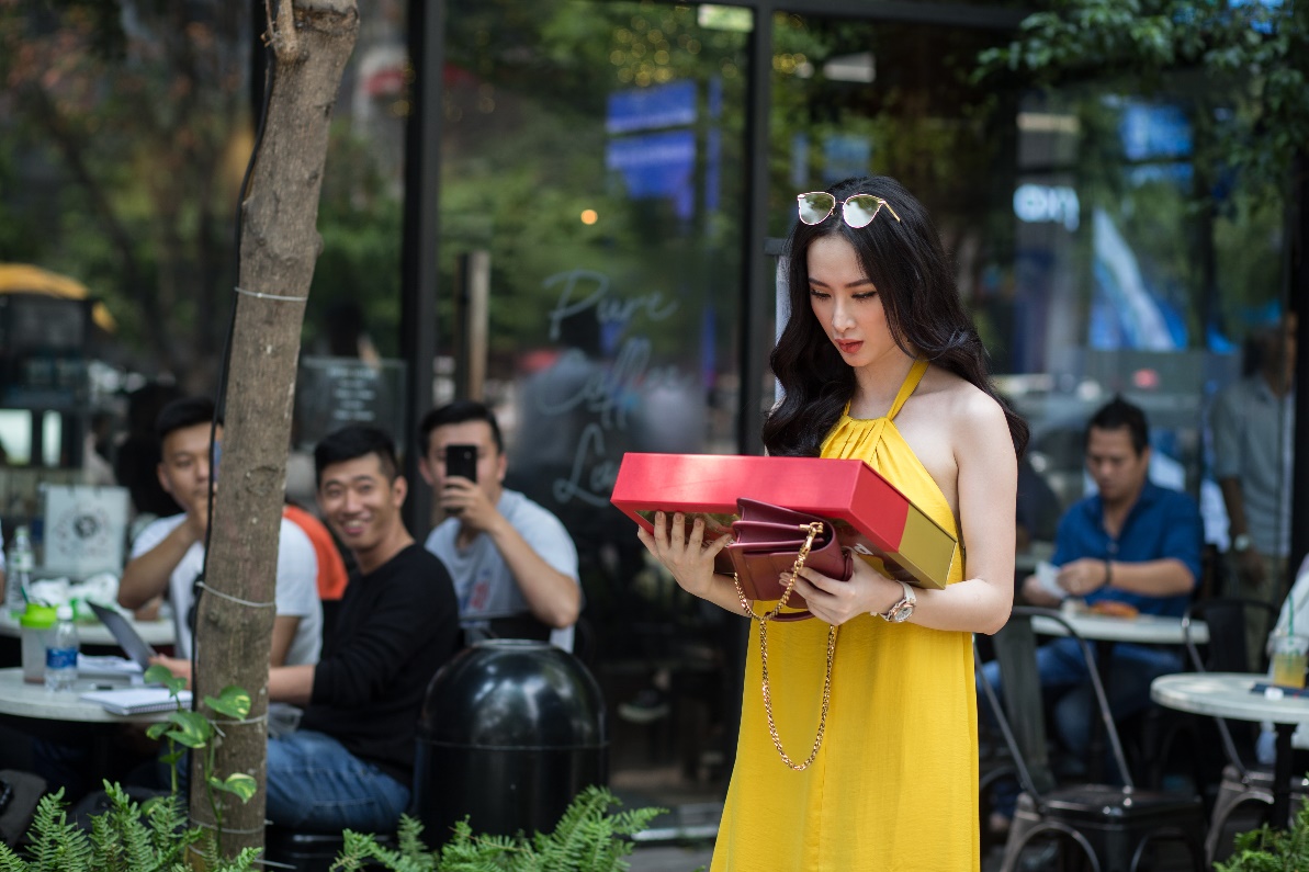 Angela Phương Trinh bất ngờ nhận quà cực “chất” từ chàng trai Hà Lan bí ẩn - Ảnh 2. Angela Phương Trinh bất ngờ nhận quà cực “chất” từ chàng trai Hà Lan bí ẩn - Ảnh 2.