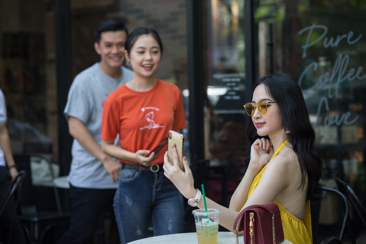Angela Phương Trinh bất ngờ nhận quà cực “chất” từ chàng trai Hà Lan bí ẩn - Ảnh 4. Angela Phương Trinh bất ngờ nhận quà cực “chất” từ chàng trai Hà Lan bí ẩn - Ảnh 4.