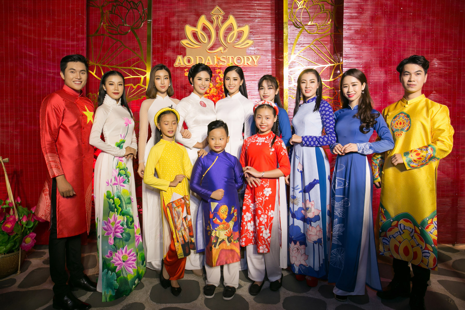 Hoa hậu Tiểu Vy thích thú với show diễn nghệ thuật Áo Dài Story - Ảnh 8. Hoa hậu Tiểu Vy thích thú với show diễn nghệ thuật Áo Dài Story - Ảnh 8.
