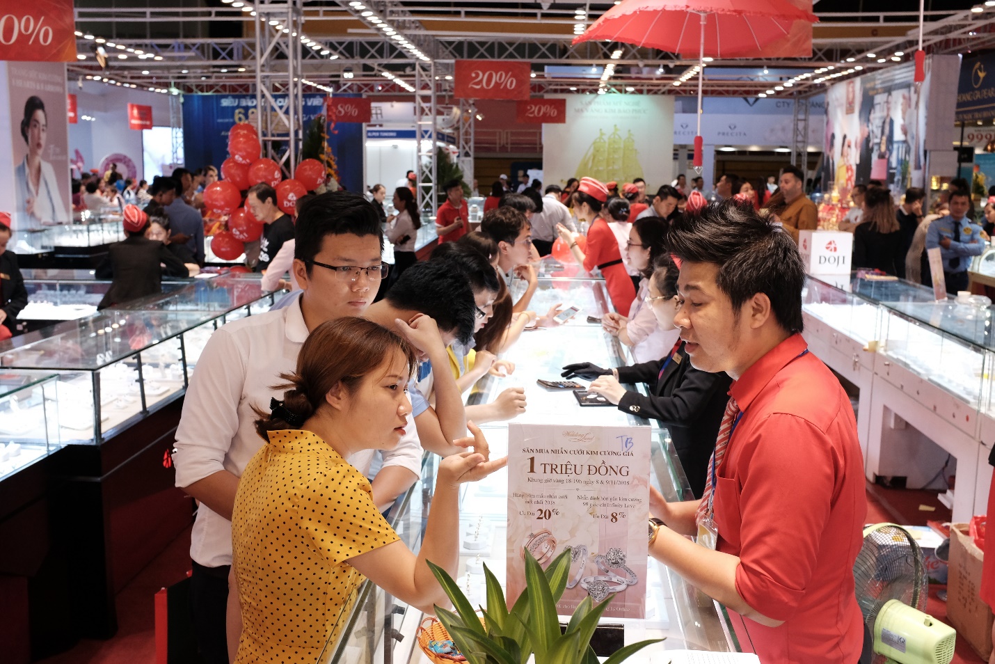 Cực nóng tại Thành phố HCM: Nhẫn cưới kim cương 1 triệu đồng - Ảnh 1. Cực nóng tại Thành phố HCM: Nhẫn cưới kim cương 1 triệu đồng - Ảnh 1.