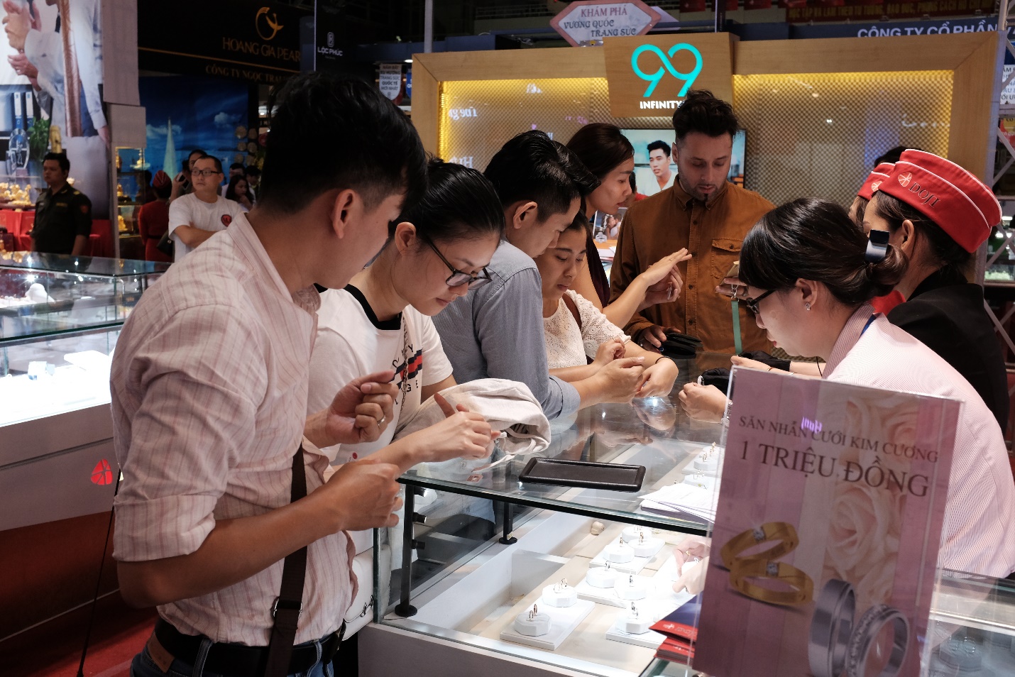Cực nóng tại Thành phố HCM: Nhẫn cưới kim cương 1 triệu đồng - Ảnh 3. Cực nóng tại Thành phố HCM: Nhẫn cưới kim cương 1 triệu đồng - Ảnh 3.
