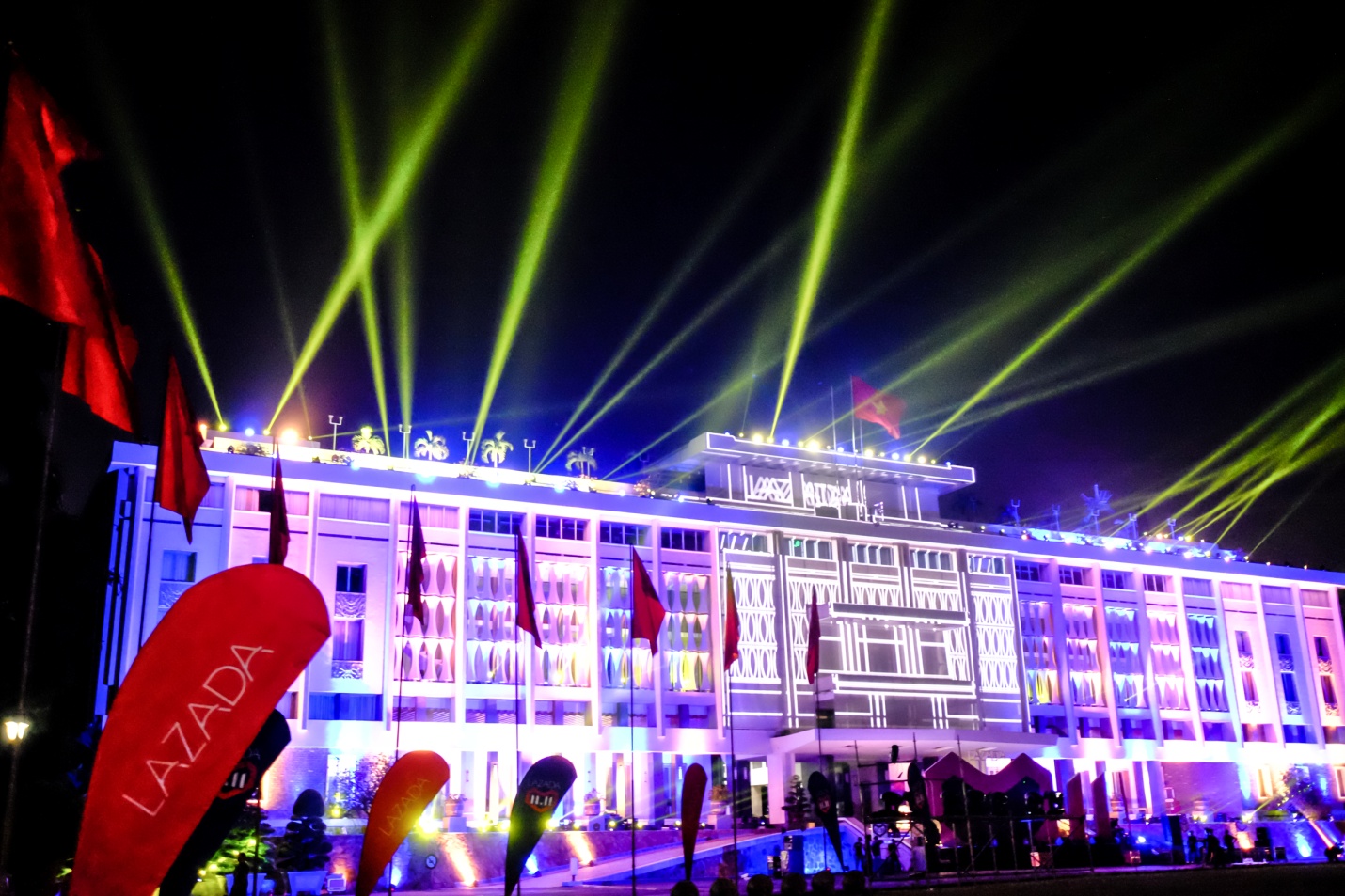 Giới trẻ tưng bừng quẩy hết cỡ khi Đông Nhi xuất hiện tại đại tiệc ánh sáng “Light it up” - Ảnh 5. Giới trẻ tưng bừng quẩy hết cỡ khi Đông Nhi xuất hiện tại đại tiệc ánh sáng “Light it up” - Ảnh 5.