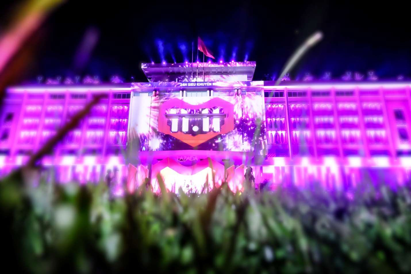 Giới trẻ tưng bừng quẩy hết cỡ khi Đông Nhi xuất hiện tại đại tiệc ánh sáng “Light it up” - Ảnh 6. Giới trẻ tưng bừng quẩy hết cỡ khi Đông Nhi xuất hiện tại đại tiệc ánh sáng “Light it up” - Ảnh 6.
