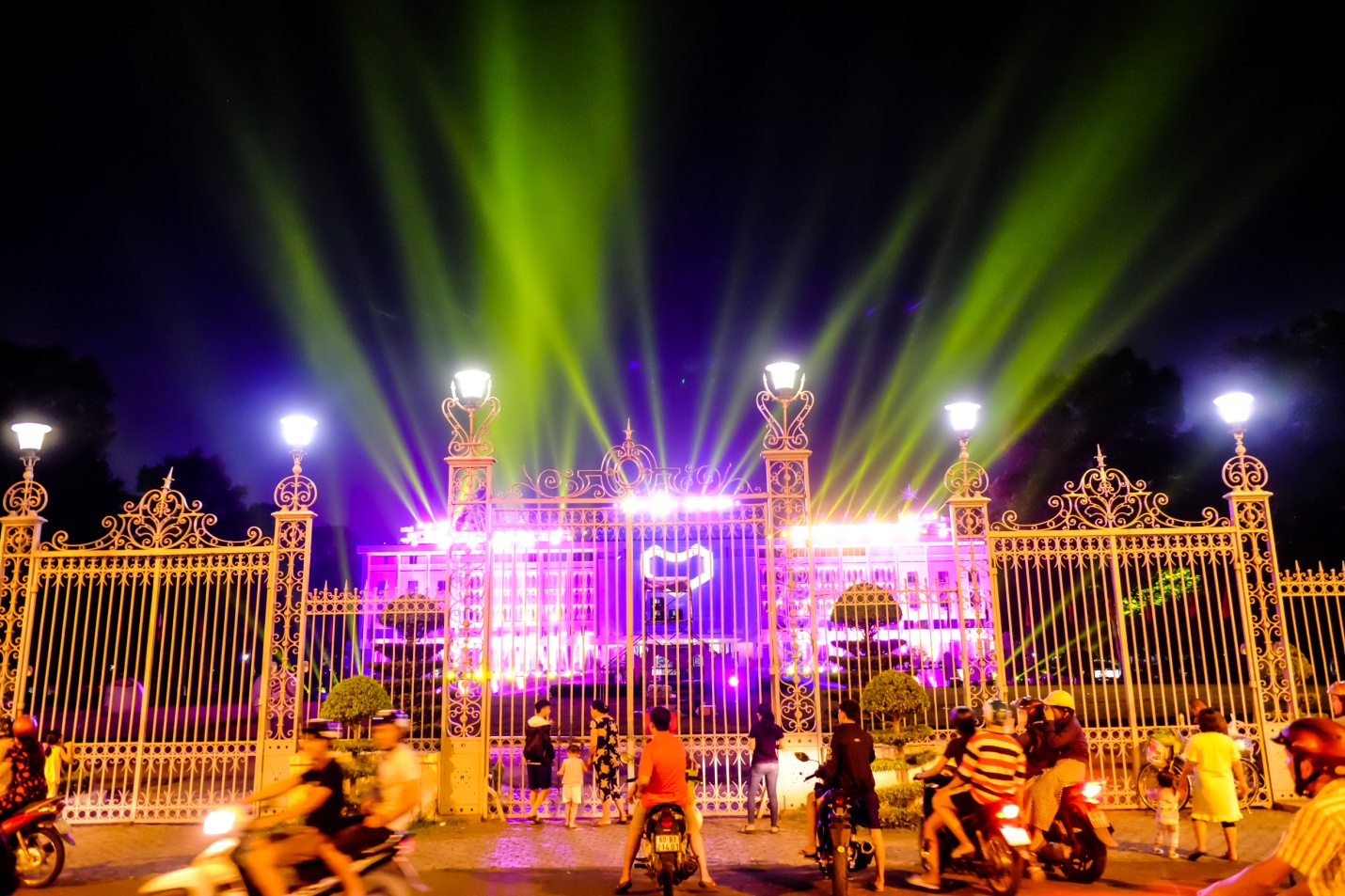 Giới trẻ tưng bừng quẩy hết cỡ khi Đông Nhi xuất hiện tại đại tiệc ánh sáng “Light it up” - Ảnh 7. Giới trẻ tưng bừng quẩy hết cỡ khi Đông Nhi xuất hiện tại đại tiệc ánh sáng “Light it up” - Ảnh 7.