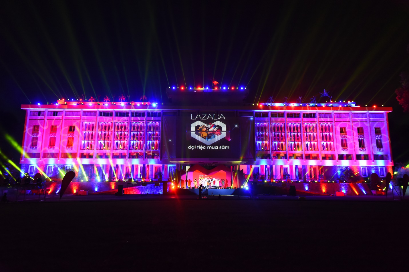 Giới trẻ tưng bừng quẩy hết cỡ khi Đông Nhi xuất hiện tại đại tiệc ánh sáng “Light it up” - Ảnh 10. Giới trẻ tưng bừng quẩy hết cỡ khi Đông Nhi xuất hiện tại đại tiệc ánh sáng “Light it up” - Ảnh 10.