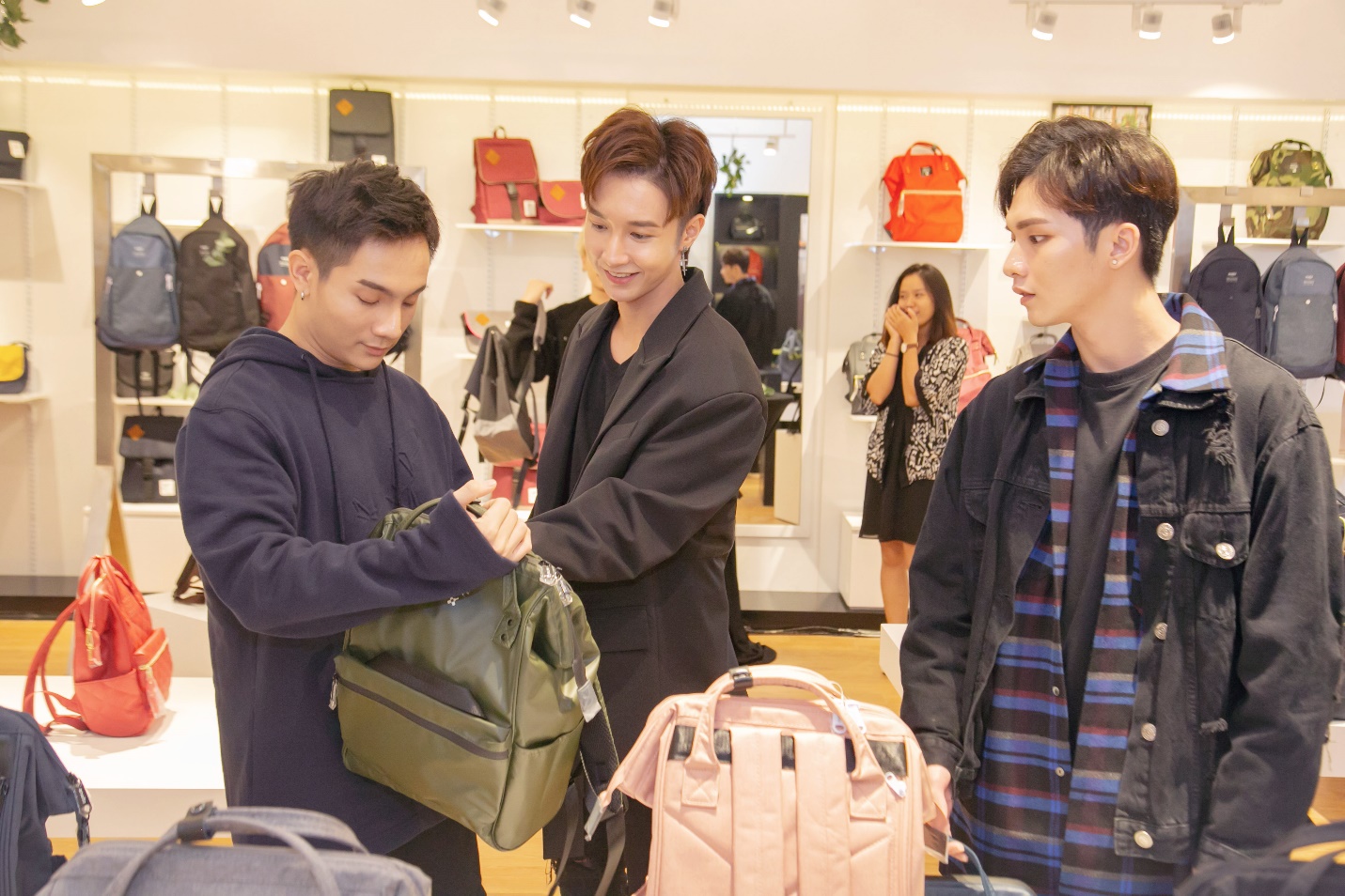 Giới trẻ Việt “sướng rơn” khi anello đã có store chính thức ở Việt Nam - Ảnh 15. Giới trẻ Việt “sướng rơn” khi anello đã có store chính thức ở Việt Nam - Ảnh 15.