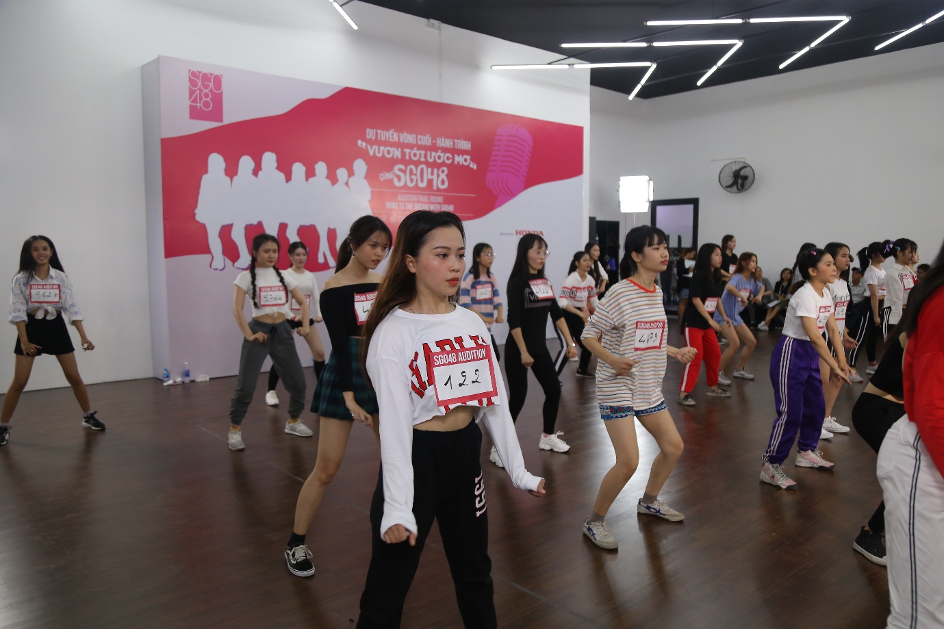 Takeshi Kise: “AKB48 rất mong chờ được đến Việt Nam để gặp gỡ và đứng cùng sân khấu với SGO48” - Ảnh 2. Takeshi Kise: “AKB48 rất mong chờ được đến Việt Nam để gặp gỡ và đứng cùng sân khấu với SGO48” - Ảnh 2.