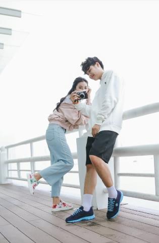 Cặp nhưng không nhất thiết phải trùng - Cách diện sneaker cho các cặp đôi - Ảnh 3. Cặp nhưng không nhất thiết phải trùng - Cách diện sneaker cho các cặp đôi - Ảnh 3.