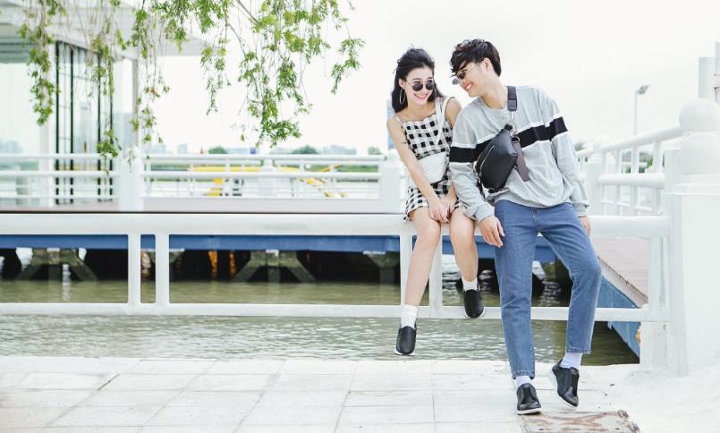 Cặp nhưng không nhất thiết phải trùng - Cách diện sneaker cho các cặp đôi - Ảnh 5. Cặp nhưng không nhất thiết phải trùng - Cách diện sneaker cho các cặp đôi - Ảnh 5.