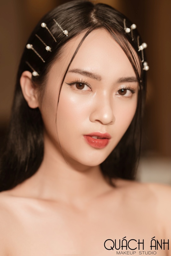 Quách Ánh make-up: Người rắc “bụi phép” vào các fashion show Việt - Ảnh 2. Quách Ánh make-up: Người rắc “bụi phép” vào các fashion show Việt - Ảnh 2.