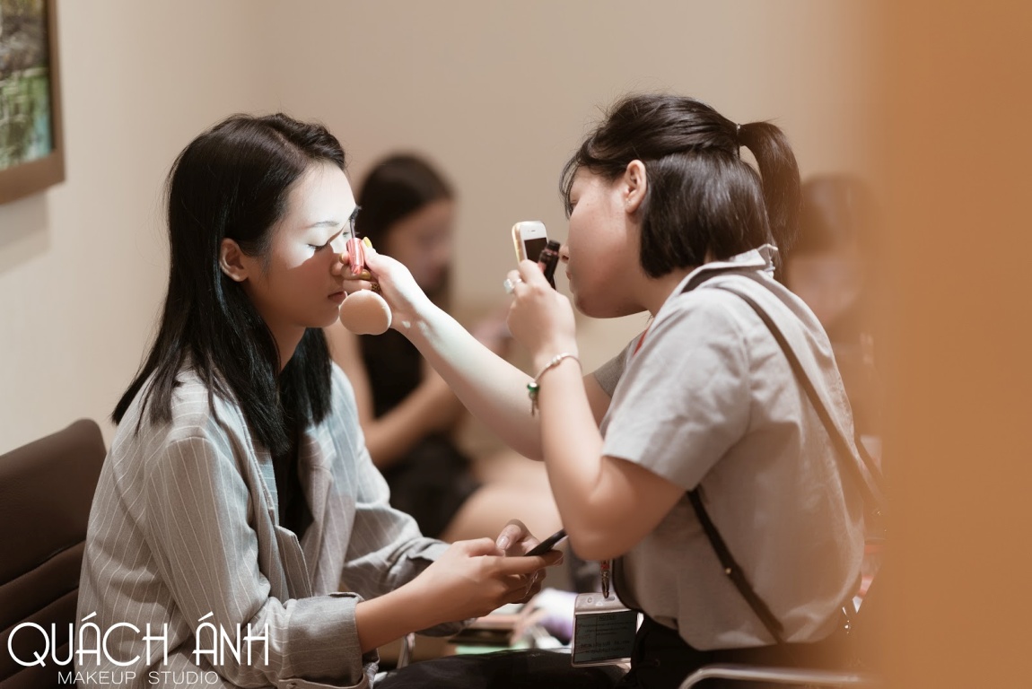 Quách Ánh make-up: Người rắc “bụi phép” vào các fashion show Việt - Ảnh 4. Quách Ánh make-up: Người rắc “bụi phép” vào các fashion show Việt - Ảnh 4.