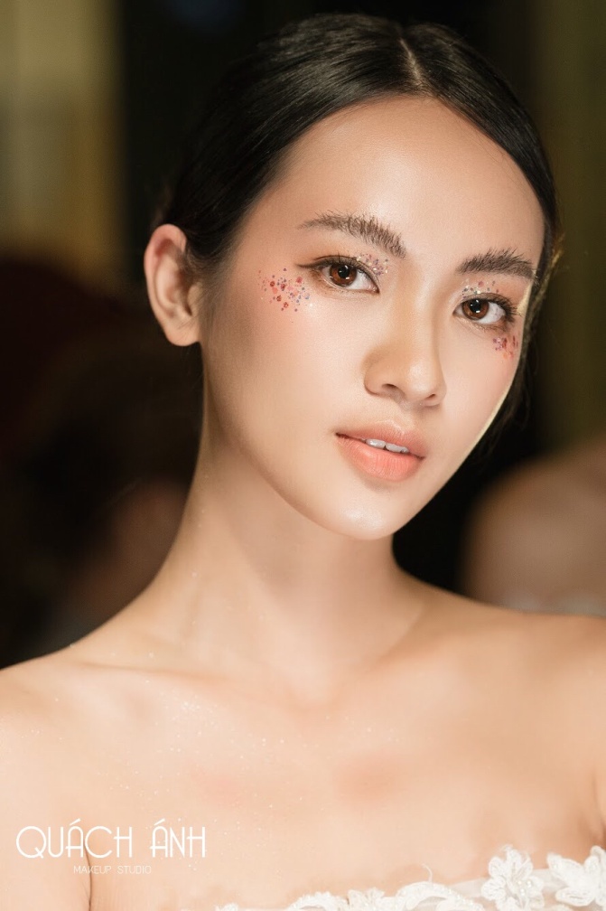 Quách Ánh make-up: Người rắc “bụi phép” vào các fashion show Việt - Ảnh 7. Quách Ánh make-up: Người rắc “bụi phép” vào các fashion show Việt - Ảnh 7.