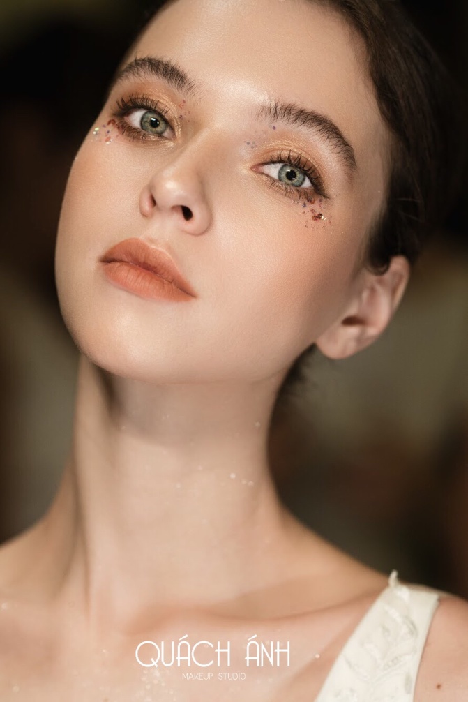 Quách Ánh make-up: Người rắc “bụi phép” vào các fashion show Việt - Ảnh 8. Quách Ánh make-up: Người rắc “bụi phép” vào các fashion show Việt - Ảnh 8.