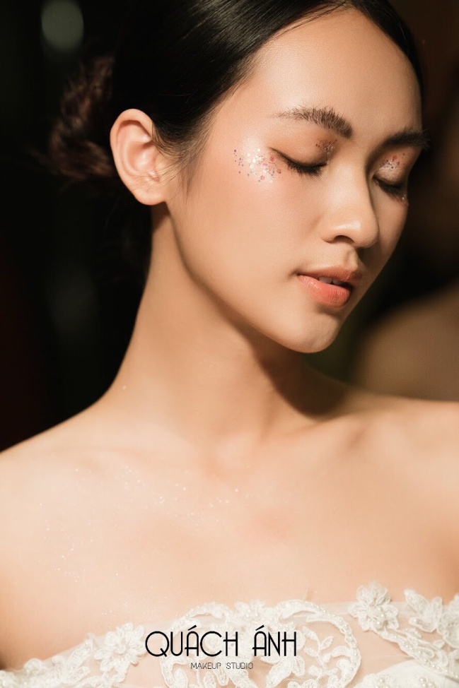 Quách Ánh make-up: Người rắc “bụi phép” vào các fashion show Việt - Ảnh 10. Quách Ánh make-up: Người rắc “bụi phép” vào các fashion show Việt - Ảnh 10.
