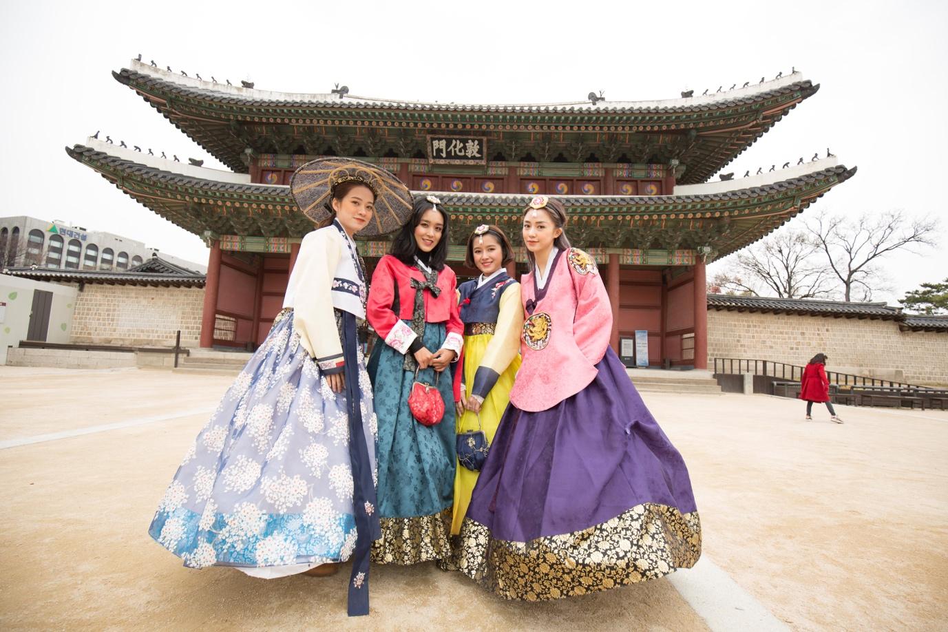Salim, Mẫn Tiên cùng dàn hotgirl xinh đẹp hội ngộ mỹ nam Jung Hae In tại Hàn Quốc - Ảnh 1. Salim, Mẫn Tiên cùng dàn hotgirl xinh đẹp hội ngộ mỹ nam Jung Hae In tại Hàn Quốc - Ảnh 1.