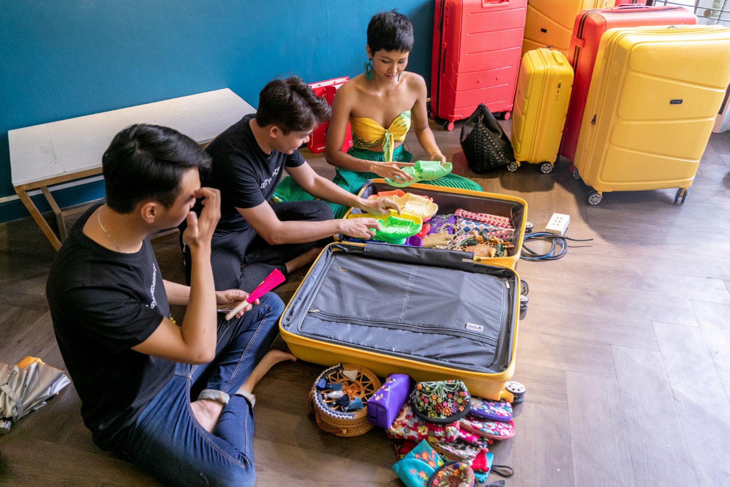 Tiết lộ lý do không ngờ đằng sau hành trang toàn màu đỏ, vàng của H’ Hen Niê - Ảnh 2. Tiết lộ lý do không ngờ đằng sau hành trang toàn màu đỏ, vàng của H’ Hen Niê - Ảnh 2.