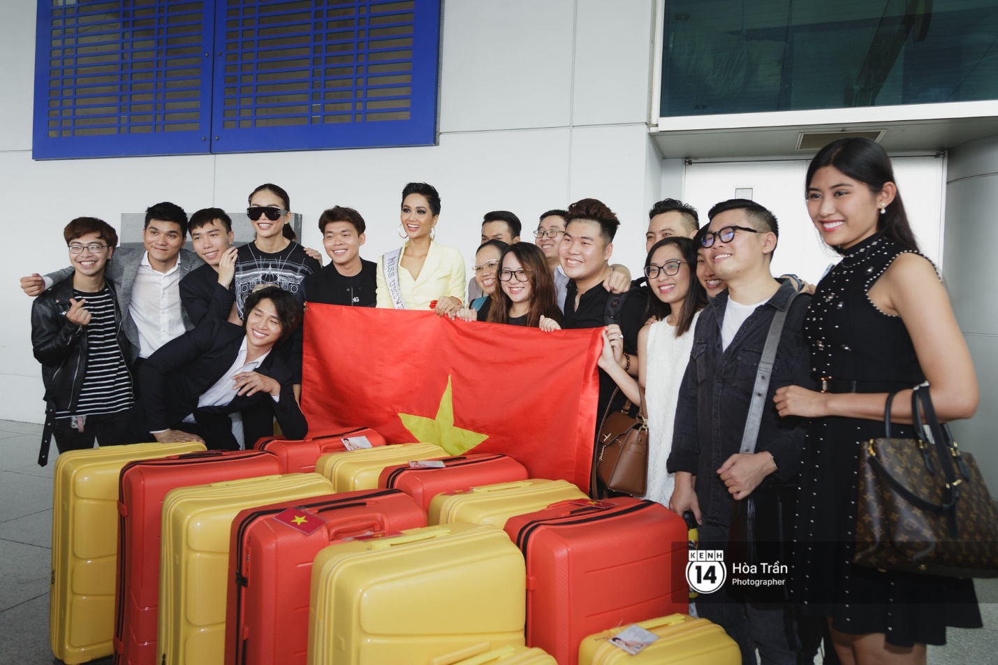 Tiết lộ lý do không ngờ đằng sau hành trang toàn màu đỏ, vàng của H’ Hen Niê - Ảnh 3. Tiết lộ lý do không ngờ đằng sau hành trang toàn màu đỏ, vàng của H’ Hen Niê - Ảnh 3.