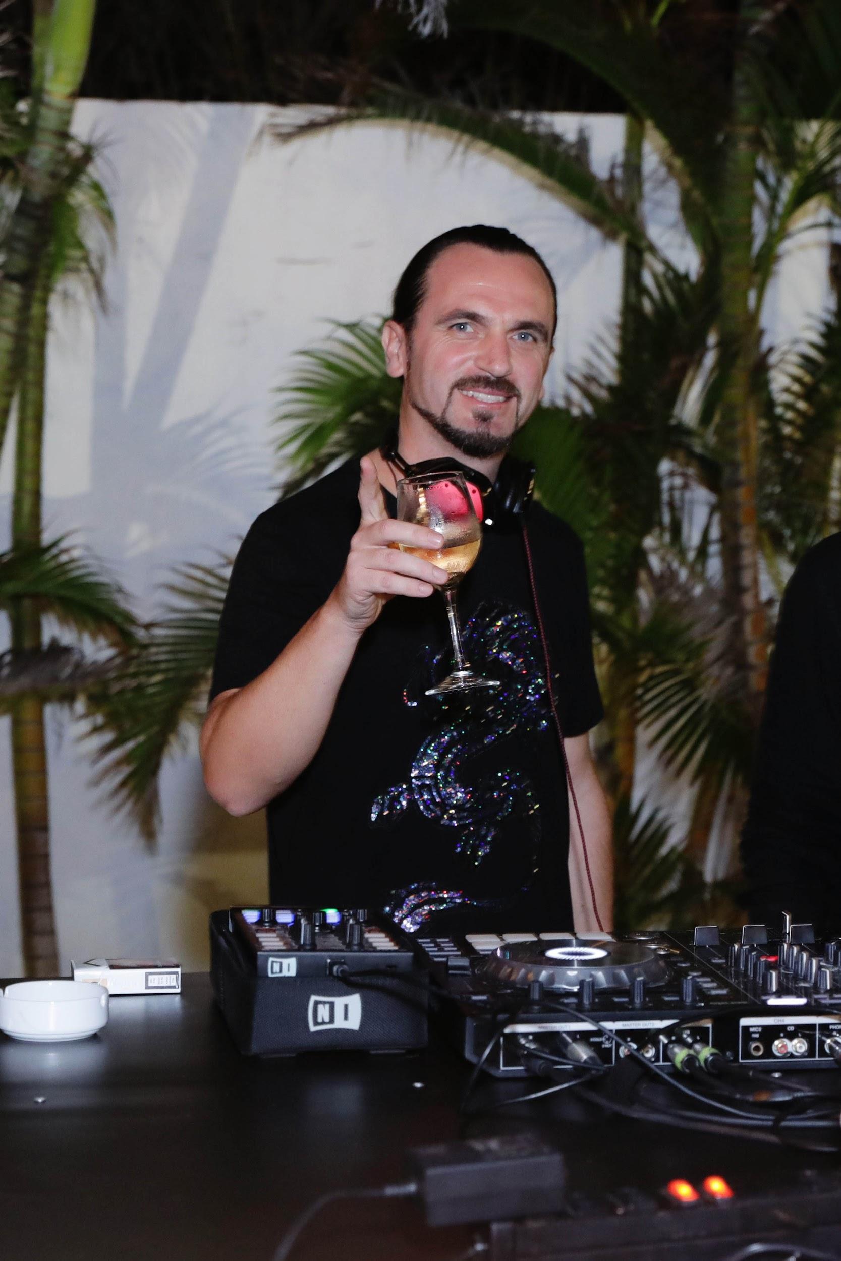 Bất ngờ phát hiện DJ Ahmet Kilic sang Việt Nam tham dự private party của cô gái xinh đẹp, tài năng - Ảnh 4. Bất ngờ phát hiện DJ Ahmet Kilic sang Việt Nam tham dự private party của cô gái xinh đẹp, tài năng - Ảnh 4.