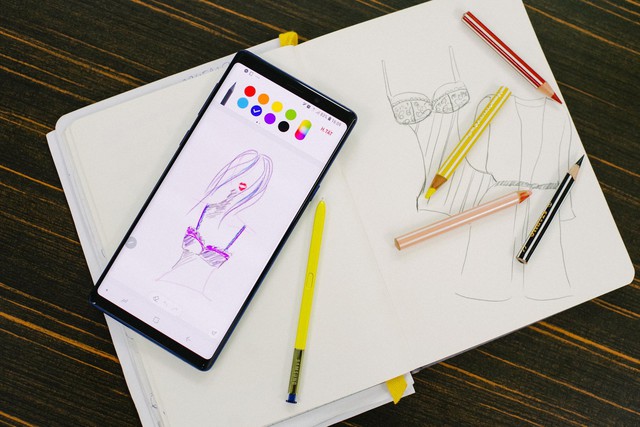 HÃ£y nhÃ¬n cÃ¡ch cÃ´ gÃ¡i nÃ y dÃ¹ng S-Pen, báº¡n sáº½ tin ráº±ng Galaxy Note9 thá»±c sá»± há»¯u Ã­ch trong cÃ´ng viá»c - áº¢nh 2.