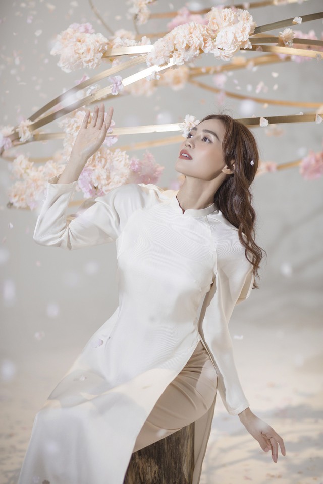 “Gái già” Ninh Dương Lan Ngọc khiến fan mãn nhãn với vẻ quyến rũ trong tà áo dài truyền thống đón Tết - Ảnh 5. “Gái già” Ninh Dương Lan Ngọc khiến fan mãn nhãn với vẻ quyến rũ trong tà áo dài truyền thống đón Tết - Ảnh 5.