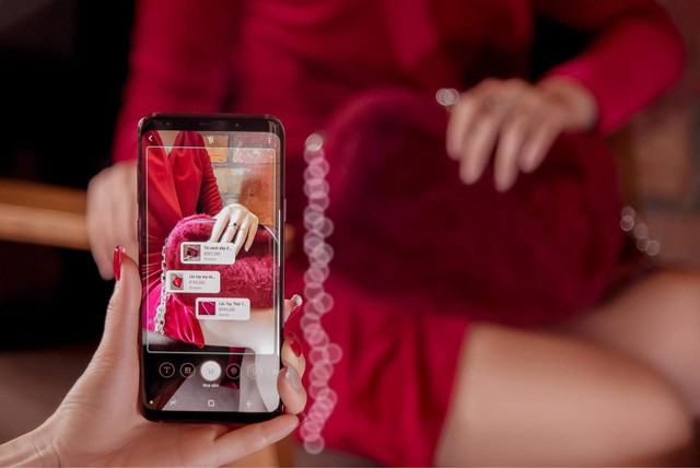 Mua một được ba với Galaxy S9+ Vang Đỏ: smartphone kiêm phụ kiện thời trang kiêm bùa may đỏ cả năm - Ảnh 1.