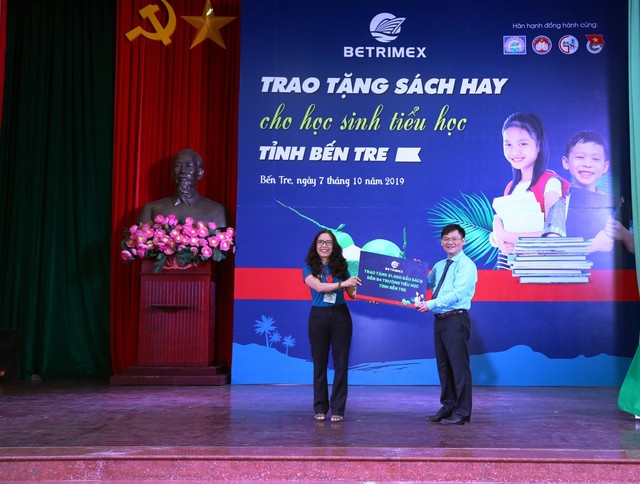 Betrimex mang hàng ngàn đầu sách hay đến tay học sinh tiểu học tỉnh Bến Tre - Ảnh 1.