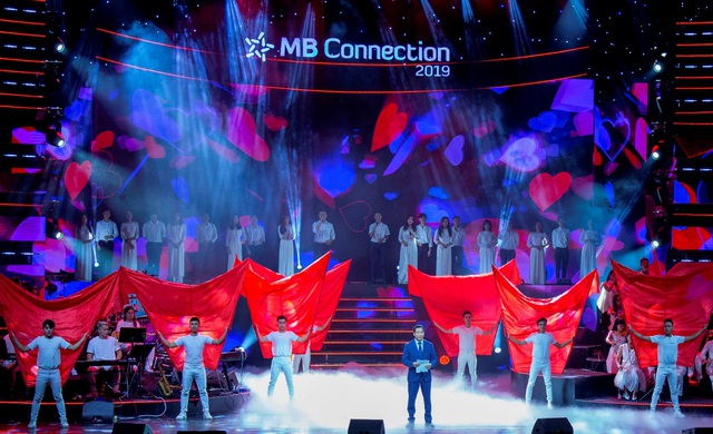 Đêm nhạc tri ân khách hàng của MB: “Khi ta 25 – Live Concert” - chạm đến trái tim khán giả - Ảnh 1.